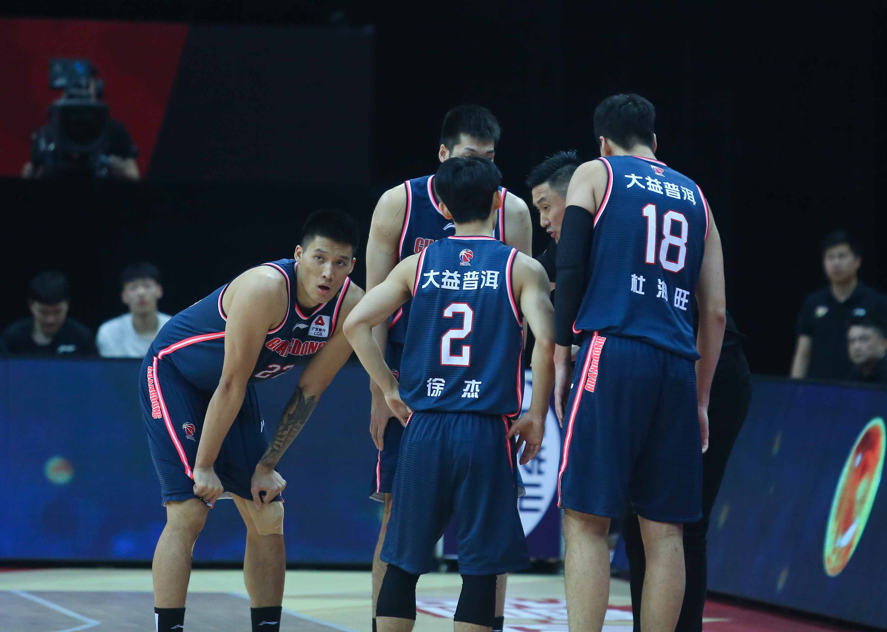 乐动体育-福建男篮在赛场上呈现出强劲势头的形象